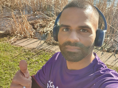 A runner in a Blood Cancer UK T shirt gives the thumbs up.