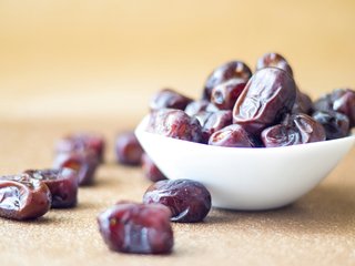 A bowl of dates